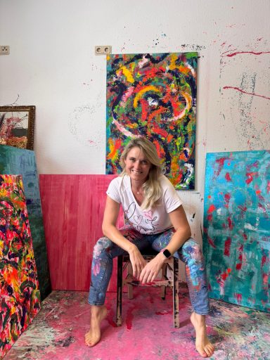 Femke vor ihrer Malerei-Kunst