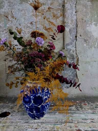 Florale Trockenblumen als Arrangement in einer blauen Vase