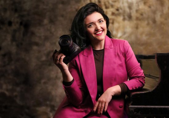 Fotografin Christina Gilweit mit ihrer Kamera